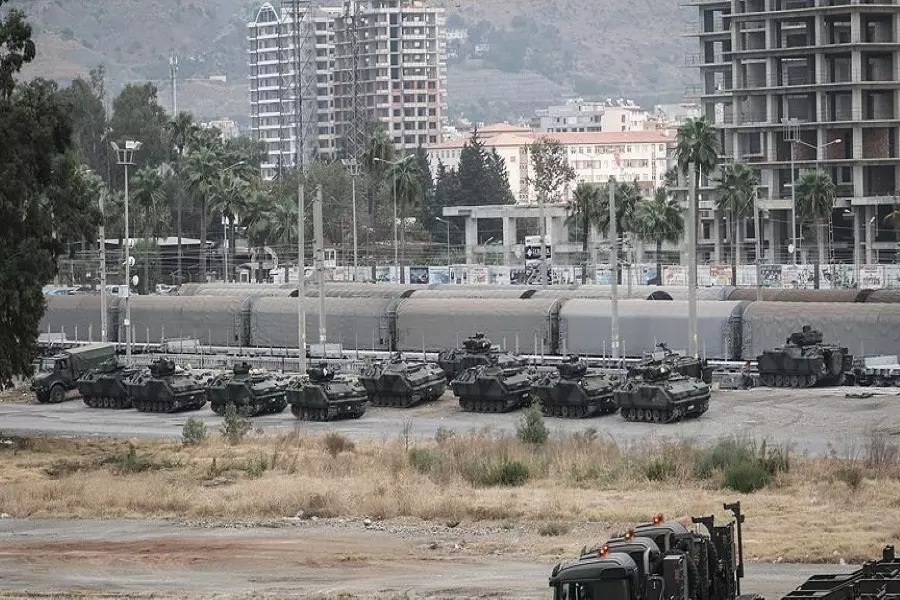 القوات التركية تدفع بتعزيزات عسكرية جديدة إلى الحدود السورية