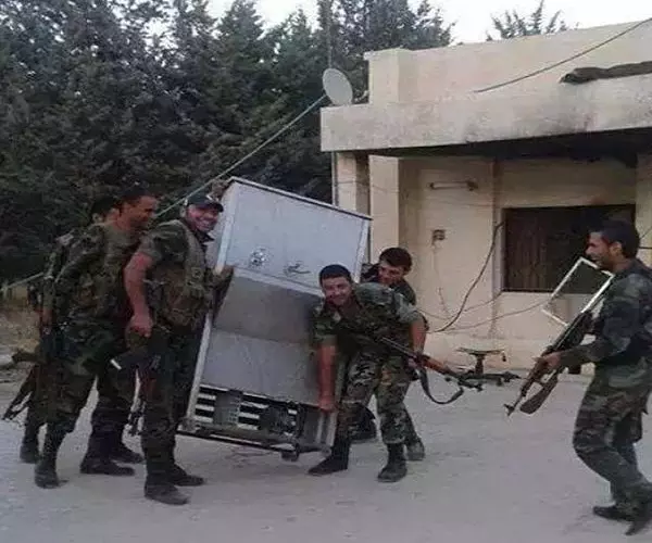 قوات الأسد... تمارس "التعفيش" في مثلث الموت