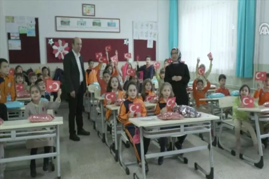 تلاميذ أتراك يرسلون أوشحة وقبعات شتوية لأطفال إدلب