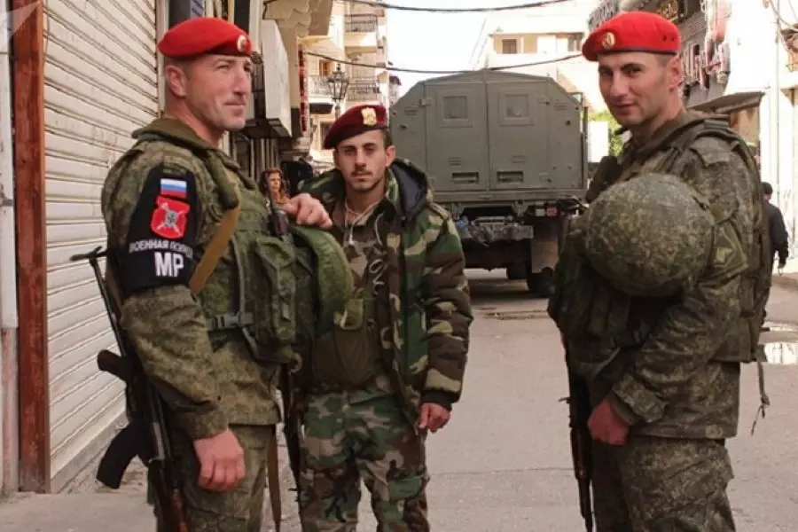 وفد روسي يلتقي أحد وجهاء السويداء لبحث الوضع الأمني والتوتر مع محافظة درعا