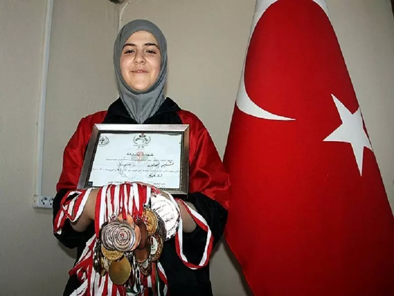 أردوغان يمنح السورية "تسنيم نبهان" الجنسية التركية لتشارك في بطولات كرة المضرب العالمية
