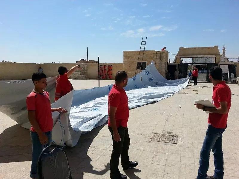 فرق الهلال الأحمر السوري تجهز مركز إيواء مؤقت لمن سيخرجون من قريتي الفوعة و كفريا