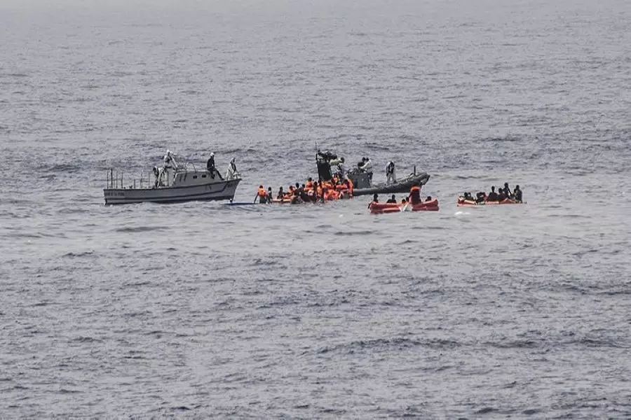 البحرية اللبنانية تنقذ 28 لاجئا سوريا بعد غرق قاربهم وهم في طريقهم إلى قبرص