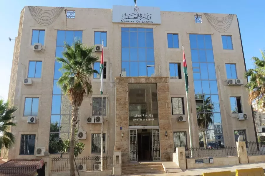 الحكومة الأردنية تستثني العمال السوريين من قرار وقف تجديد تصاريح العمل