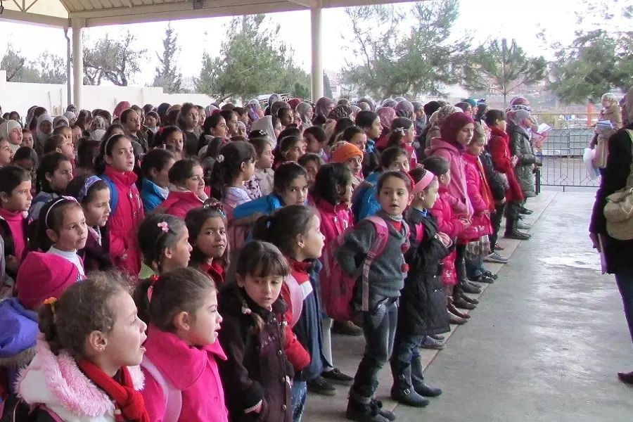 بعد موافقة مفوضية اللاجئين ... آلاف الطلاب السوريين يبدؤون التسجيل في المدارس اللبنانية