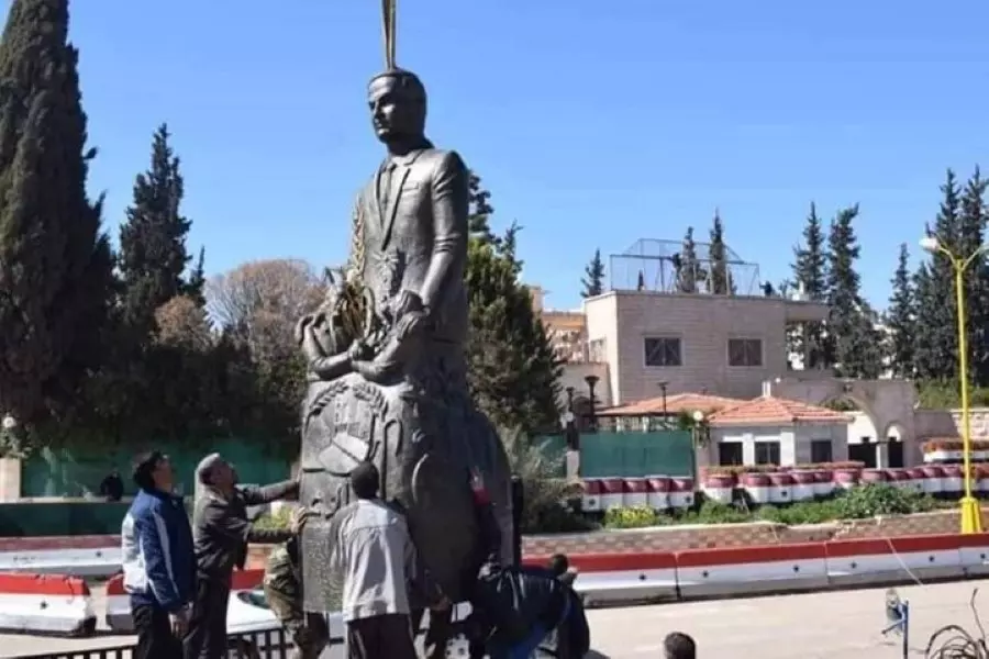 ذا أتلانتك: الأسد قمع السوريين وأجبرهم على الهتاف له وأعاد نصب تماثيل والده لإهانتهم