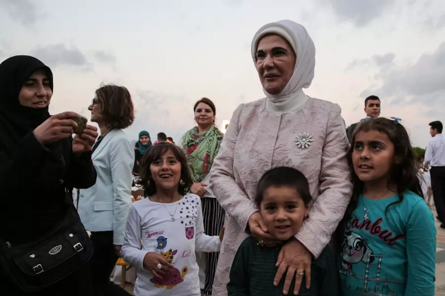 مجبرون على أكثر من “الدموع” .. زوجة أردوغان لـ “نساء القادة” : أضع أمام ضمائركم هذه المأساة التي تعيشها سوريا