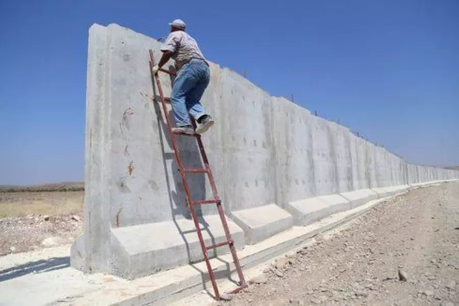 بعد تفكيك الألغام ... تركيا تستأنف بناء الجدار على الحدود مع جرابلس