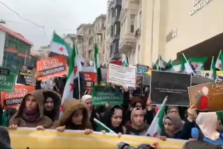 من أمام السفارة الروسية بإسطنبول .. آلاف السوريون يهتفون "الشعب يريد إسقاط النظام"