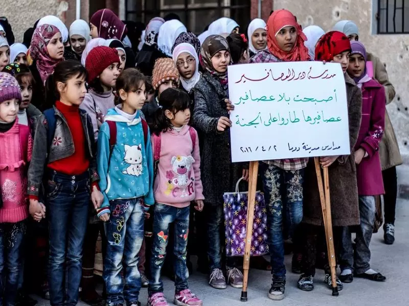 وقفة احتجاجية تنظمها مديرية التربية والتعليم في ريف دمشق تنديداً بمجزرة دير العصافير