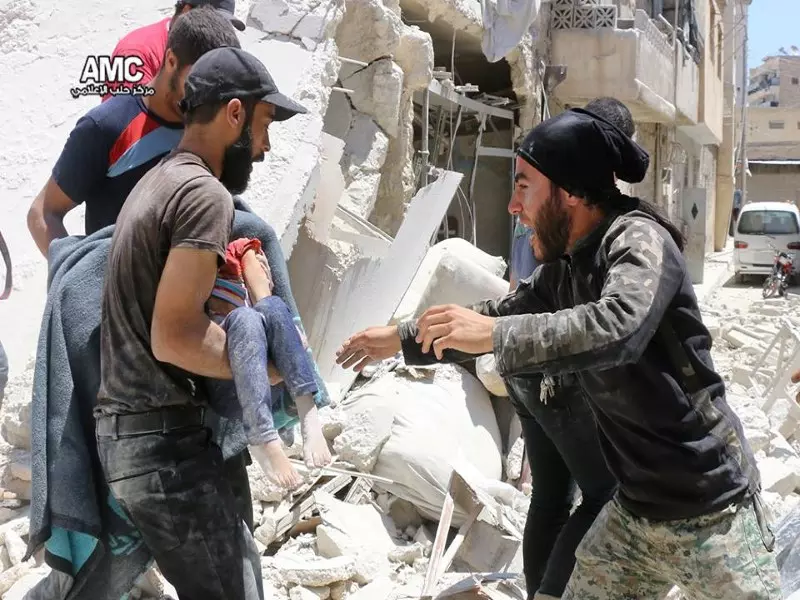 ناشطون يطلقون وسم "الأسد_يحرق_حلب" .... طيران الأسد والروس يمطر مدينة حلب وريفها بالصواريخ والقذائف