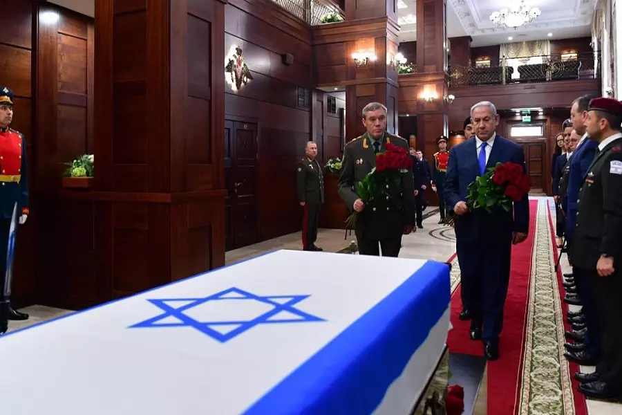 صحيفة: محور "الممانعة" تتجنب تسجيل موقف بشأن تسليم روسيا جثة الجندي الإسرائيلي لنتنياهو