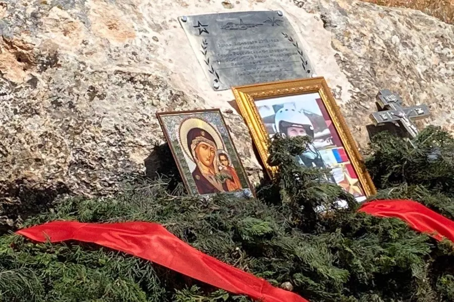 روسيا تضع نصباً تذكارياً في موقع مقتل طيارها "رومان فيليبوف" بريف إدلب
