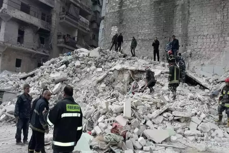 بعد تصدعه بفعل القصف الروسي ... وفاة 11 مدنيا جراء انهيار بناء في حي صلاح الدين بمدينة حلب