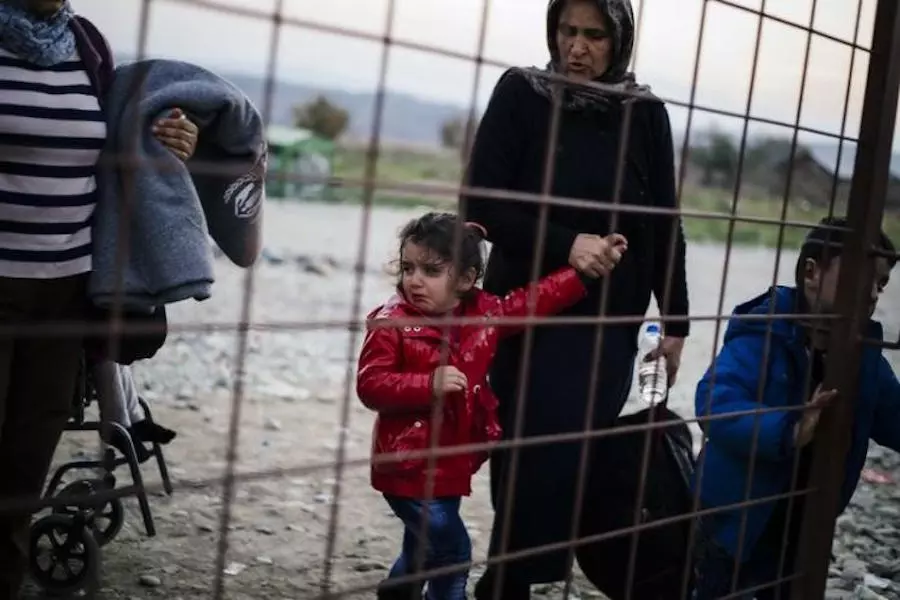 اليونان تعيد 27 لاجئاً سوريًا إلى تركيا