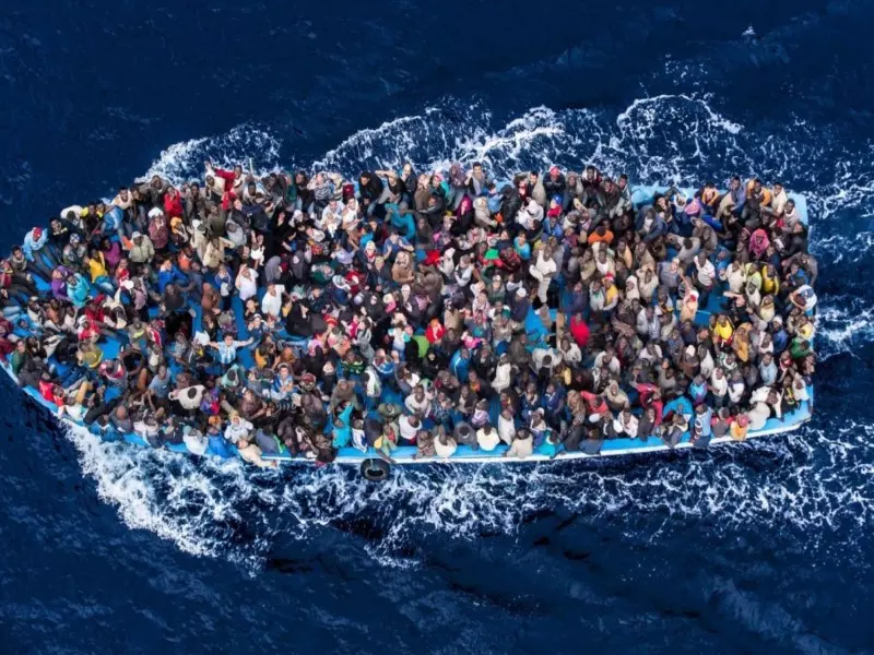 انقاذ عدد من المهاجرين جنوب أيطاليا ..و الاتحاد الأوروبي يتعهد بمحاربة المهربين