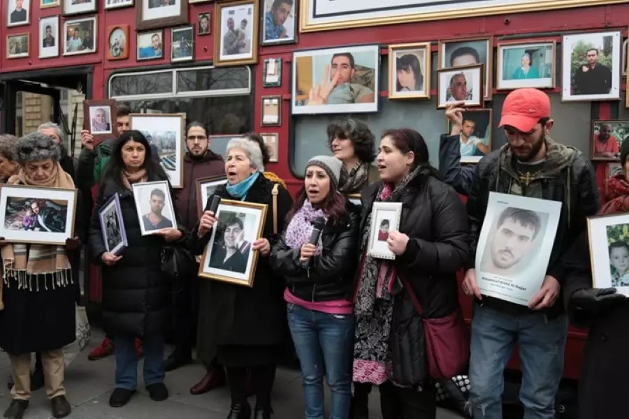 الغارديان البريطانية تسلط الضوء على نشاطات "عائلات من أجل الحرية" المطالبة بإطلاق سراح المعتقلين في سجون الأسد