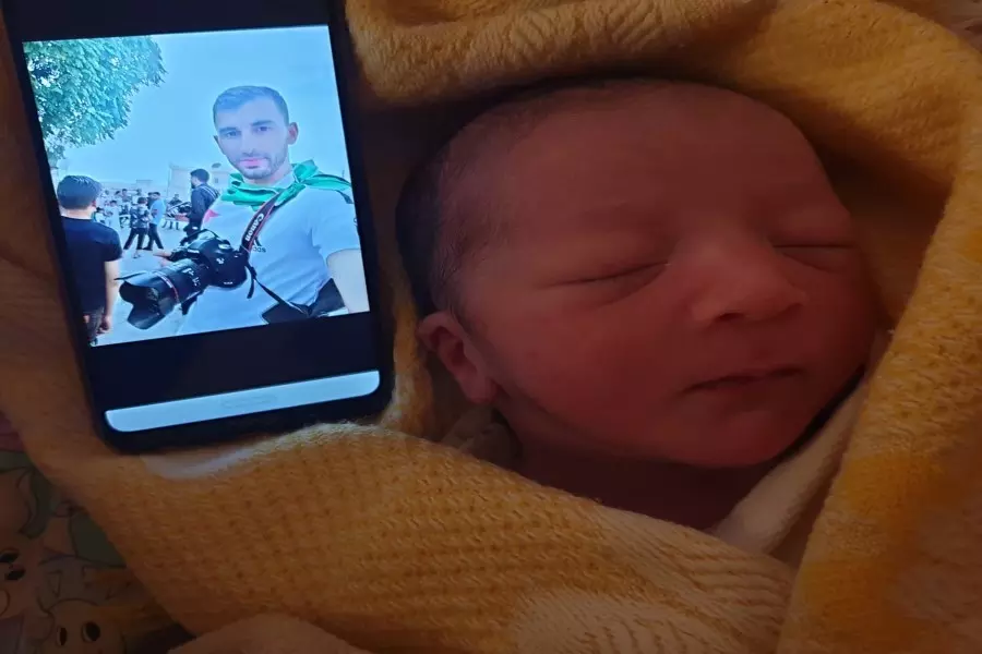 ناشط إعلامي بإدلب يطلق اسم الشهيد "أنس دياب" على مولوده وفاءاً لذكراه
