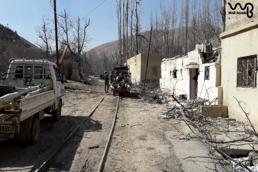 بعد تعفيش المنازل وتدمير بعضها.. قوات الأسد تقتلع الأشجار في وادي بردى