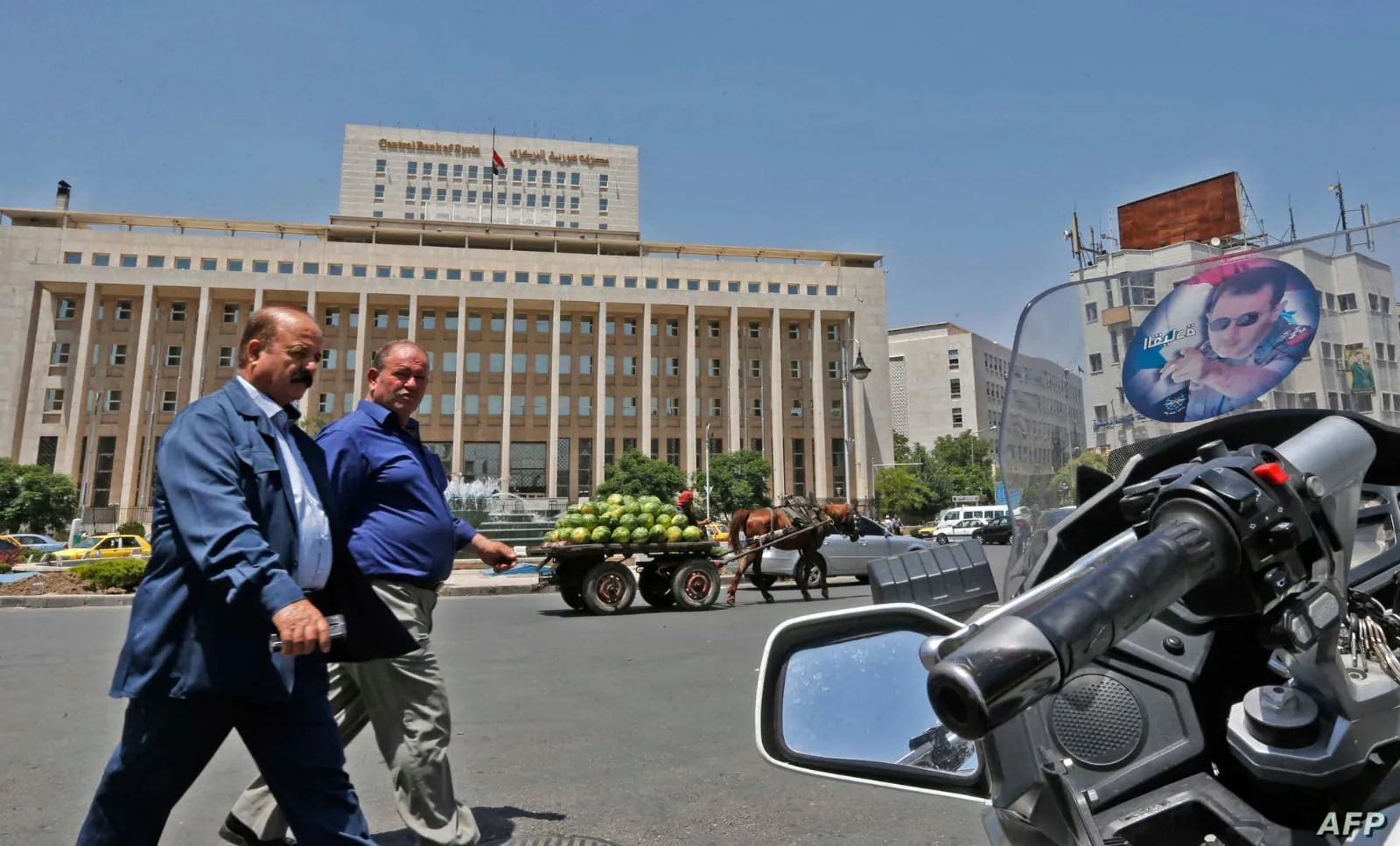 بتهمة "التعامل بغير الليرة" .. اعتقال شخص ومصادرة مبالغ كبيرة بعملات متنوعة