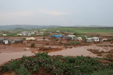 مئات العوائل بلا مأوى .. معاناة متجددة لآلاف النازحين في المخيمات مع كل هطول مطري