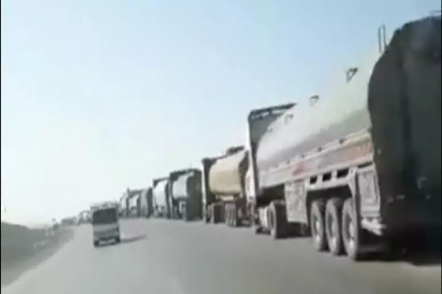 "قسد" تواصل نقل النفط خارج ديرالزور ومتظاهرون يقطعون طرق الصهاريج