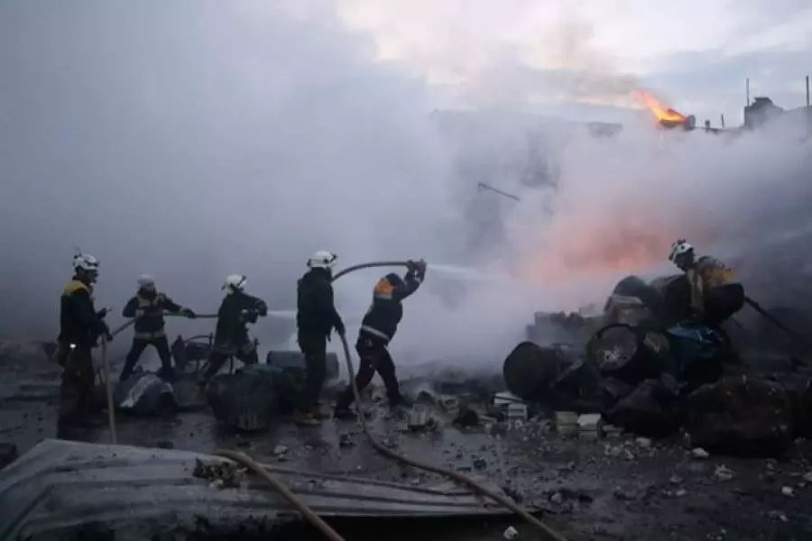 الطيران الروسي يستهدف مركز "الخوذ البيضاء" بسراقب ويوقع جرحى بين المتطوعين