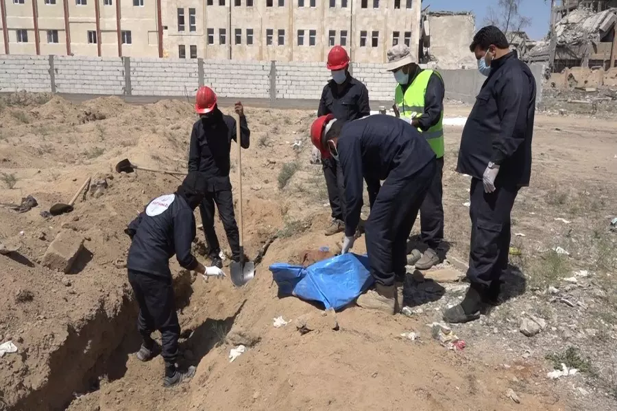 فريق الاستجابة الأولية يكتشف مقبرة جماعية جديدة في محافظة الرقة