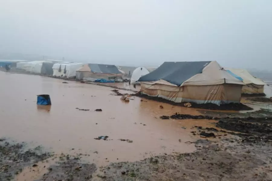 الأمطار تغرق مخيمات للنازحين شمالي إدلب ونشطاء يناشدون لمساعدة قاطنيها