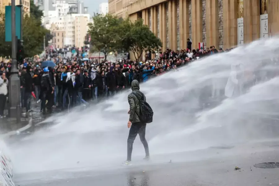 تراشق بالحجارة وخراطيم المياه بين قوى الأمن والمتظاهرين في لبنان