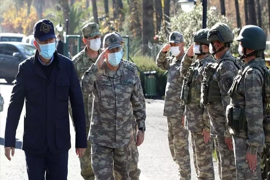أكار يجري زيارة تفقدية للوحدات العسكرية التركية على الحدود مع سوريا