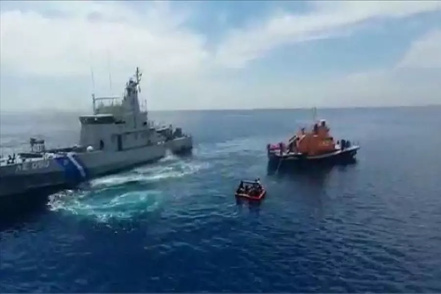 خفر السواحل التركي يُنقذ سوريين عطبت السلطات اليونانية قاربهم