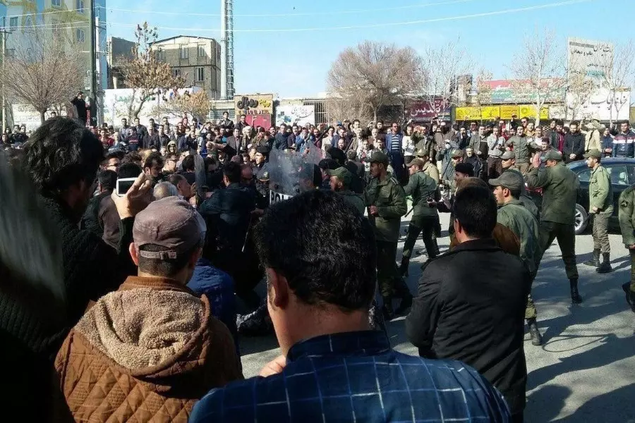 بشعار الموت للدكتاتور .. تواصل التظاهرات ضد النظام الإيراني في العاصمة طهران وسائر المدن الإيرانية