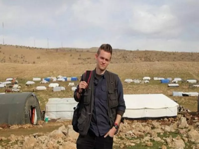 الصحفي السويدي المختفي ليس لدى تنظيم الدولة .. إنما بيد قوات الأسد في القامشلي
