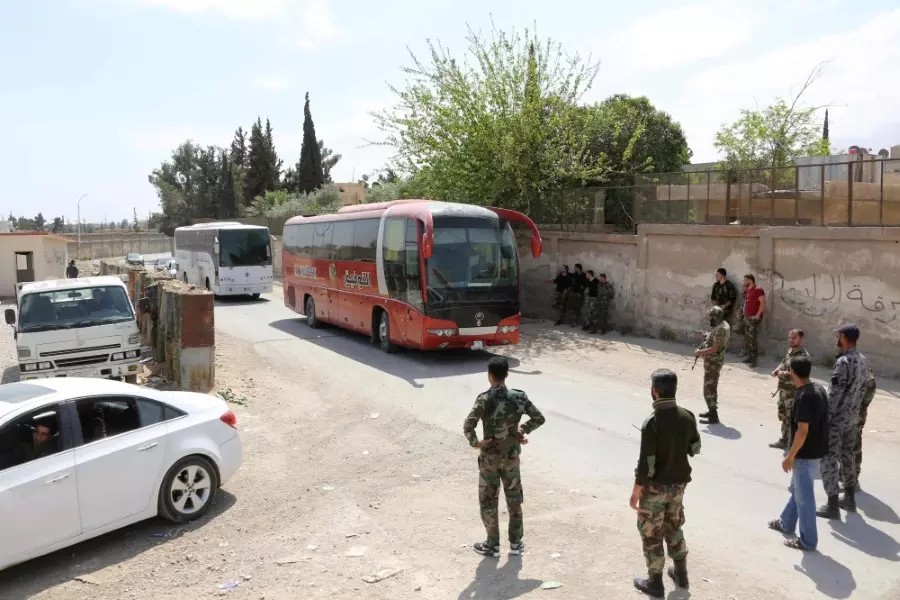 قوات الأسد تضرب بتعهدات الضامن الروسي وتعتقل العشرات من شباب مدينة دوما