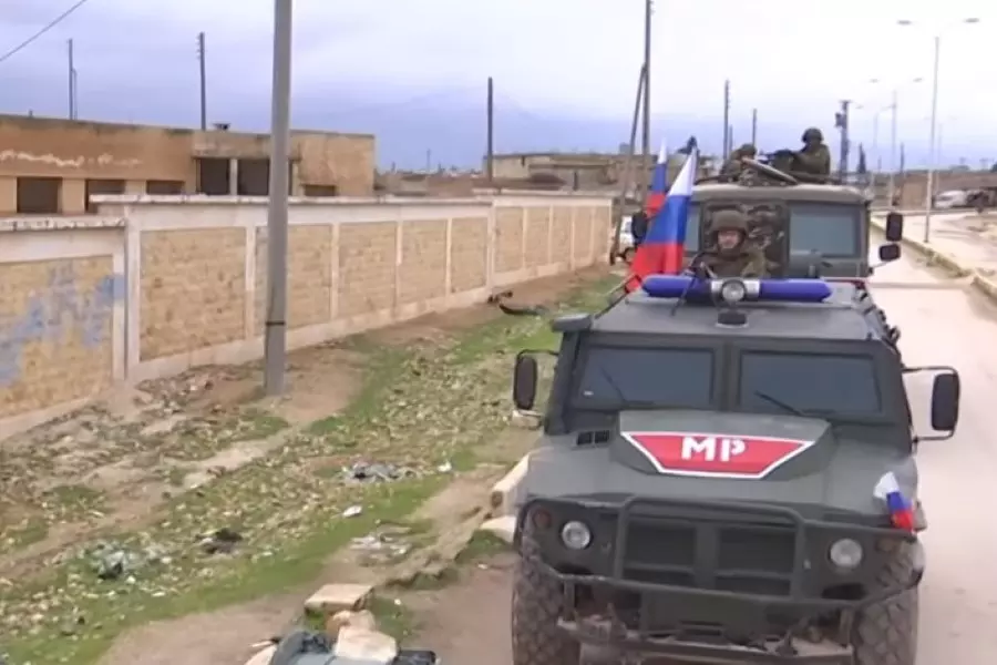 ضابط روسي: وحدات روسية بدأت دوريات داخل مدينة منبج شرق حلب