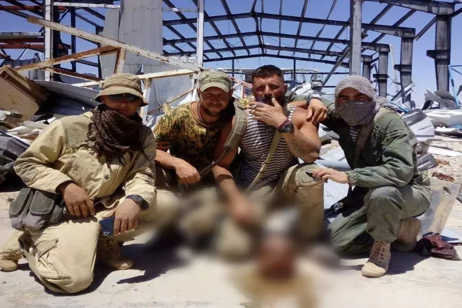 الشبكة السورية: عناصر "فاغنر" الروسية يشابهون داعش بالضحك أمام رأس مقطوع