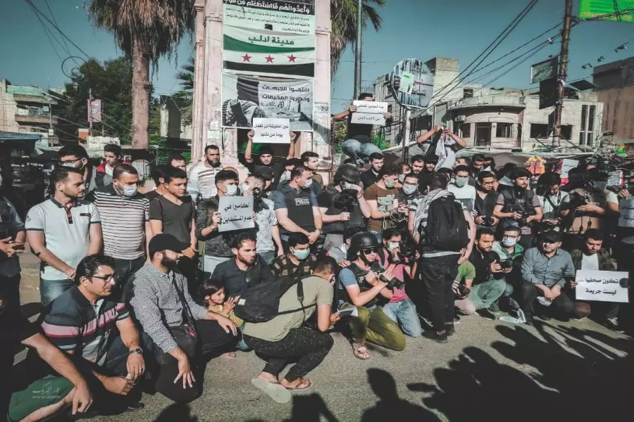نشطاء إعلاميون ينظمون وقفة احتجاجية تضامناً مع زملائهم المعتدى عليهم بإدلب