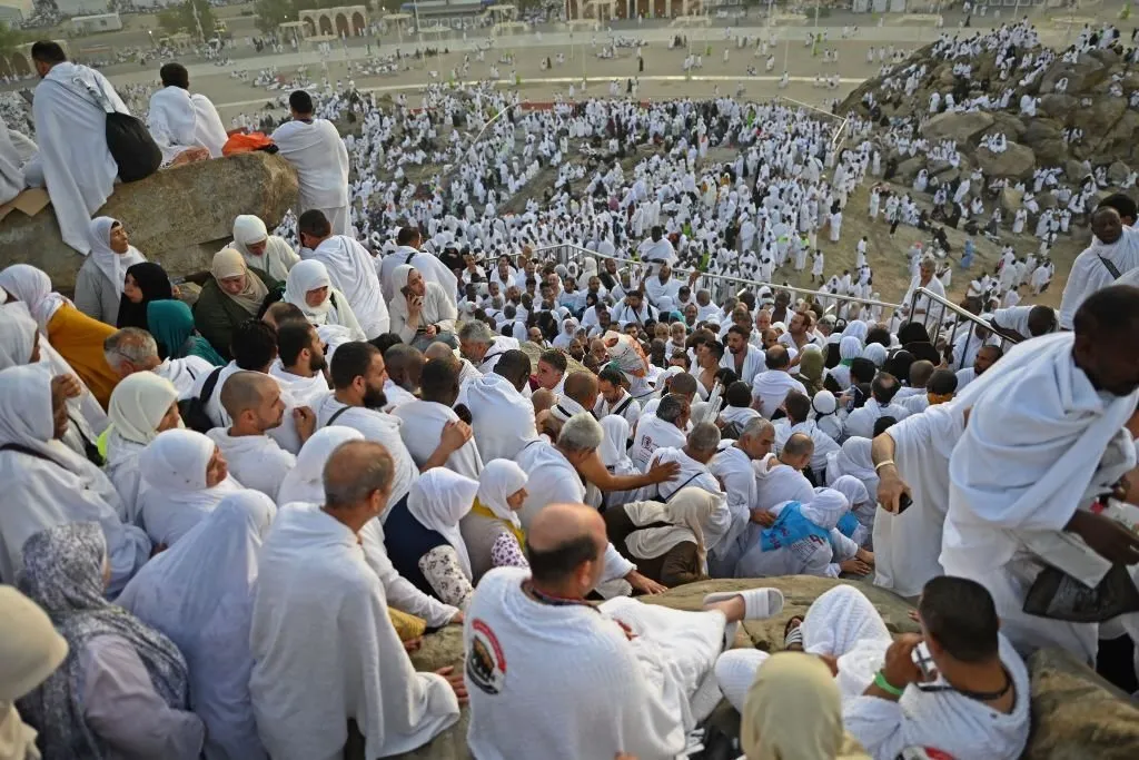 "لبيك اللهم لبيك".. حجاج بيت الله الحرام يؤدون ركن الحج الأعظم في عرفات