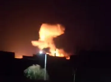النظام يعلق على ضربات ديرالزور.. "الخارجية" تدين و"الدفاع" تحصي مقتل وجرح 40 شخصاً