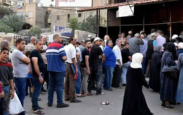 "رائحة وطعم غير مستساغ".. شكاوى من تردي جودة الخبز في ضاحية الأسد بريف دمشق