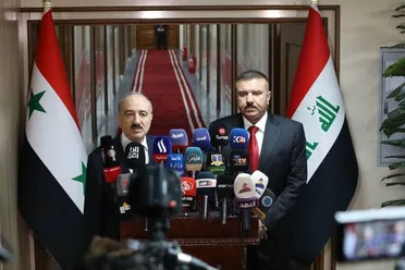 وزير الداخلية العراقي عبد الأمير الشمري مع نظيره الأسدي محمد الرحمون.