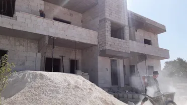 ندرة اليد العاملة تعرقل إعادة الإعمار في ريف إدلب