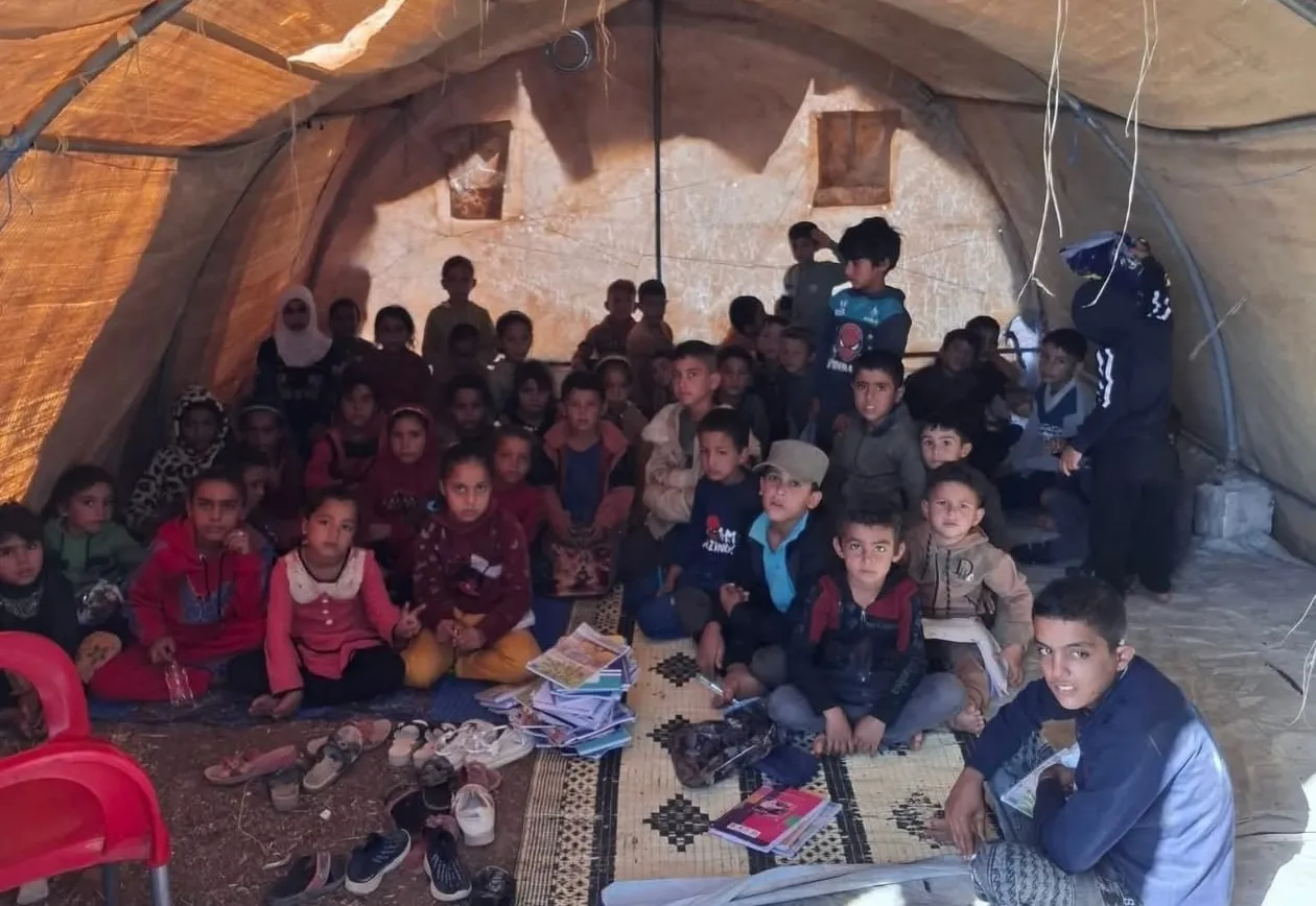 خيمة تتحول إلى صف: صورة مؤلمة تكشف واقع التعليم في كفرعين