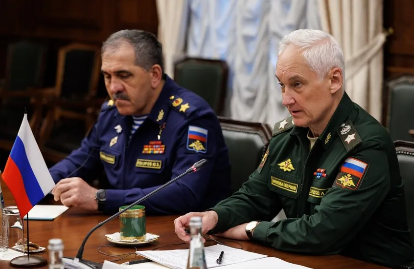 أبو قصرة وبيلاؤوسوف يناقشان تطوير التعاون العسكري بين سوريا وروسيا