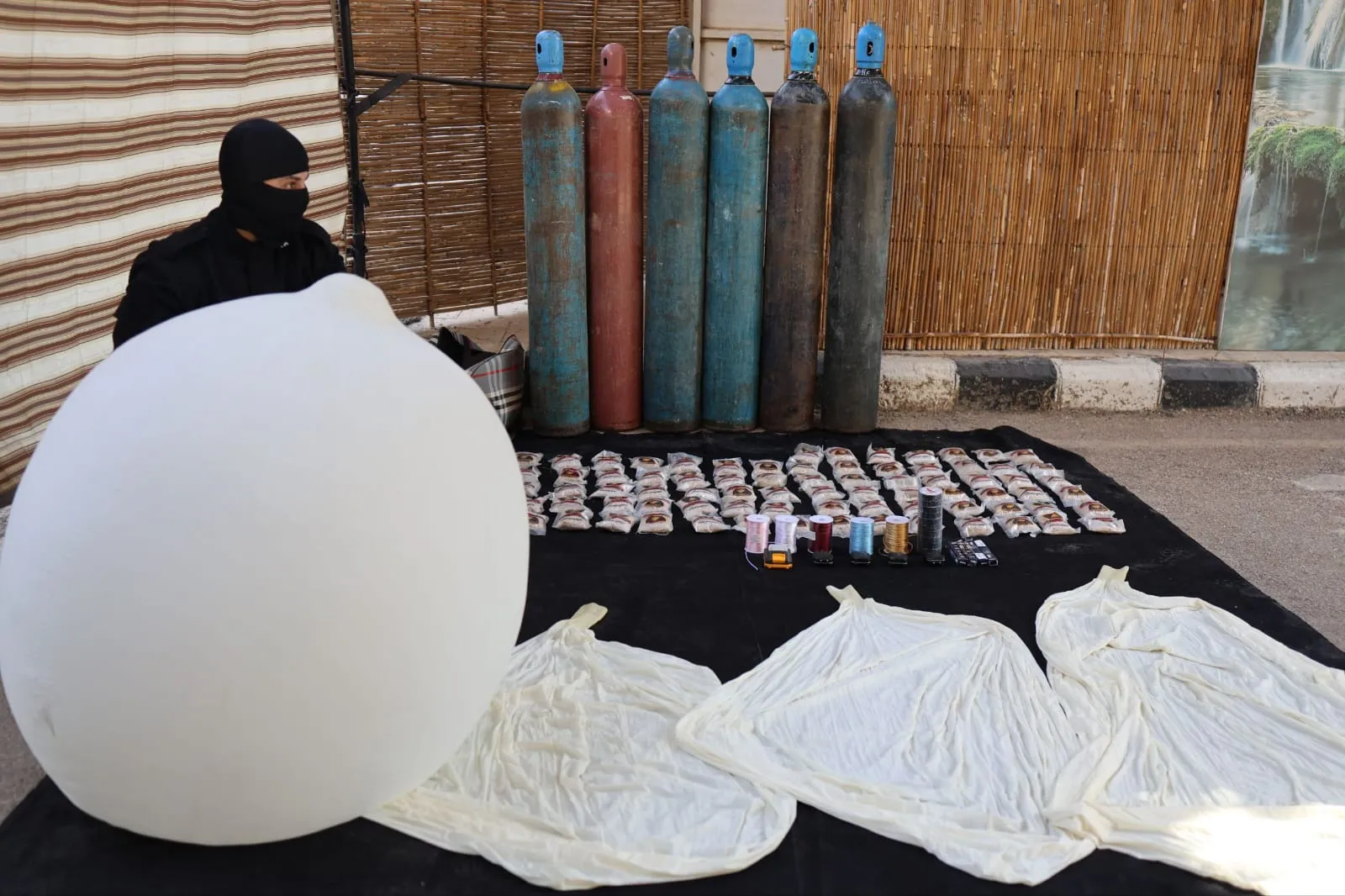 باستخدام مناطيد جوية.. إحباط محاولة تهريب كميات من الكبتاغون عبر البادية السورية 