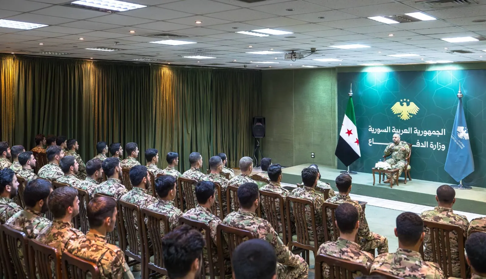 وزارة الدفاع: استكمال عودة صف الضباط المتطوعين المنشقين عن النظام البائد إلى الخدمة