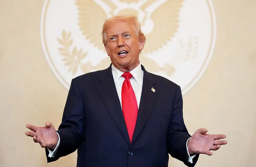 ترامب يصف الرئيس الشرع بـ"الرجل القوي" ويكشف أن رفع العقوبات جاء بطلب إقليمي ودولي