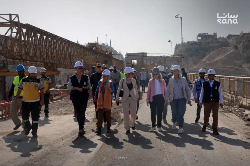 وفد ألماني يتفقد أعمال ترميم جسر الرستن في حمص