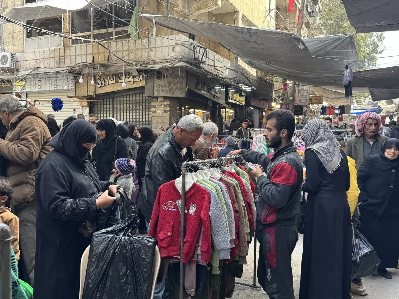 الألبسة الشتوية تثقل كاهل السوريين وسط تراجع القوة الشرائية